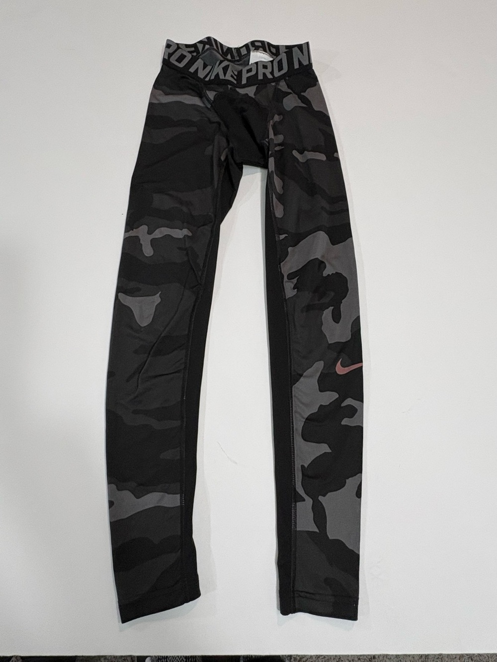 Nike Men’s Black & Gray Camo Compression Leggings with RED Swoosh | Size Small